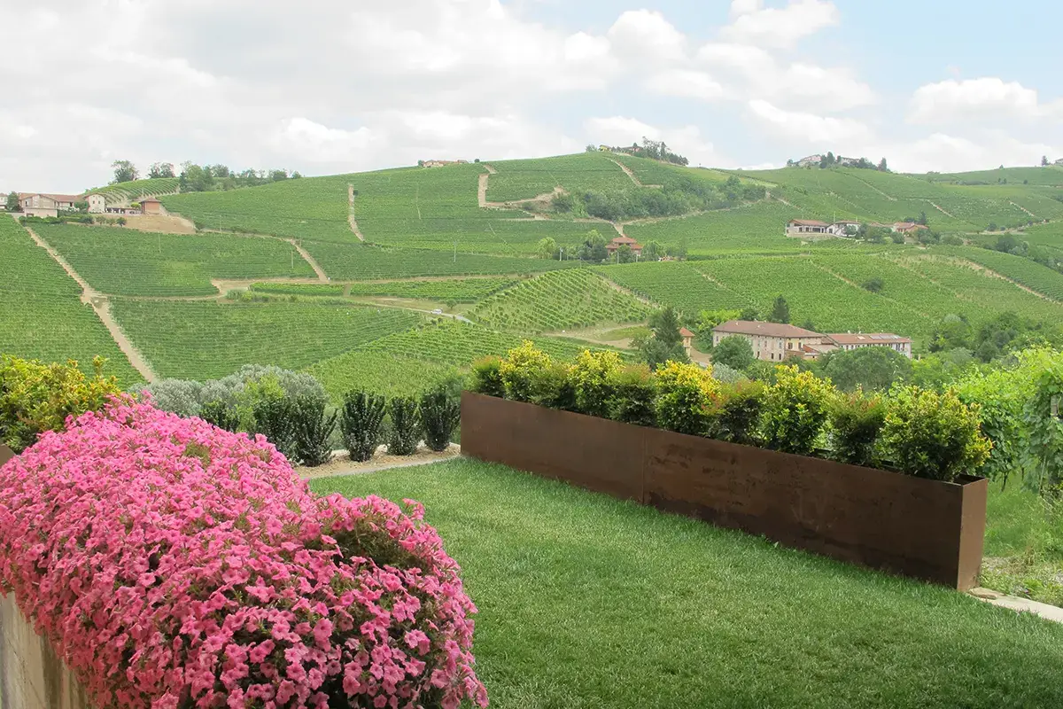 Una vista della struttura Villa Garassino, una country house che esalta il Barbaresco
